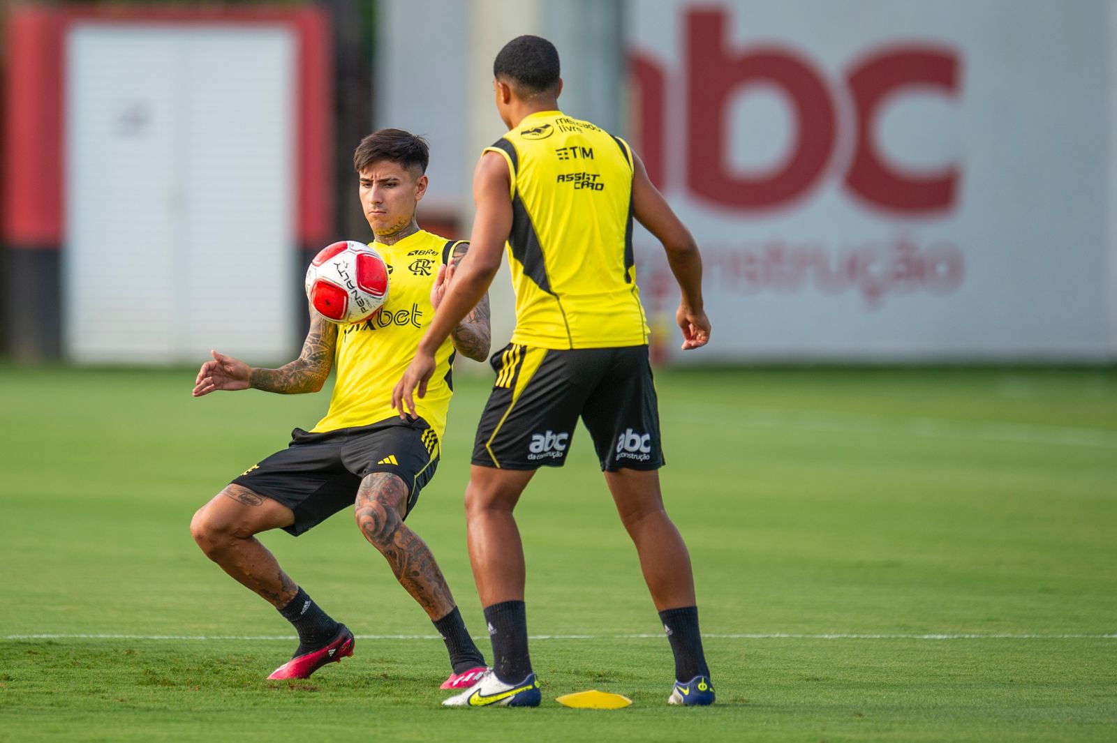 Segundo jornalista, Flamengo pode receber ofertas por Pulgar por demora para a renovação