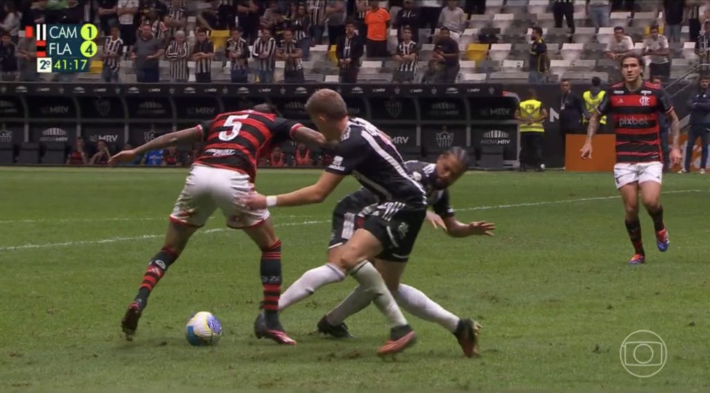 Dirigente do Flamengo cita Vinicius Jr e ataca VAR: "O Flamengo se sente prejudicado"