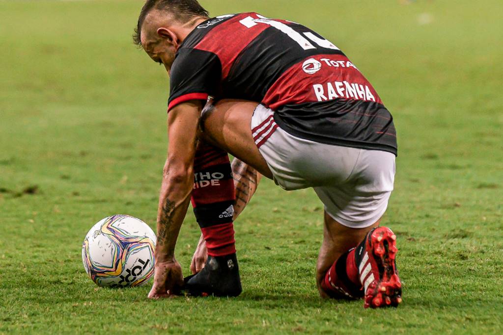 Jogador do Flamengo doa chuteira para adversário na Copinha - Esportes - R7  Futebol