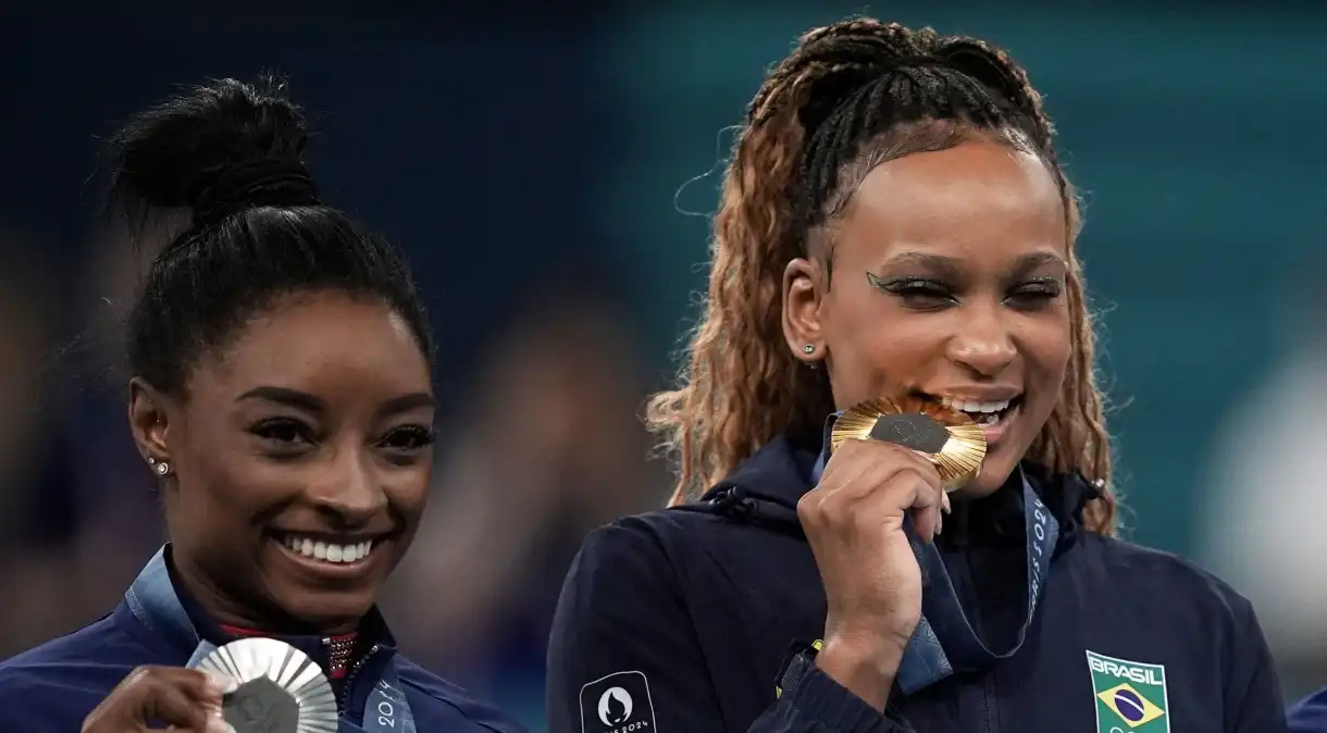 Rebeca comemora recorde brasileiros e ouve elogio de Simone Biles: "É muito talentosa"