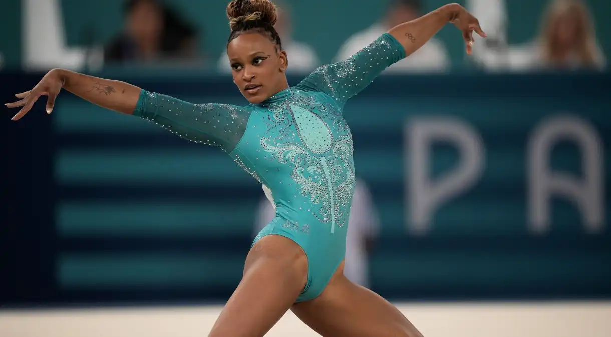 Rebeca comemora recorde brasileiros e ouve elogio de Simone Biles: "É muito talentosa"