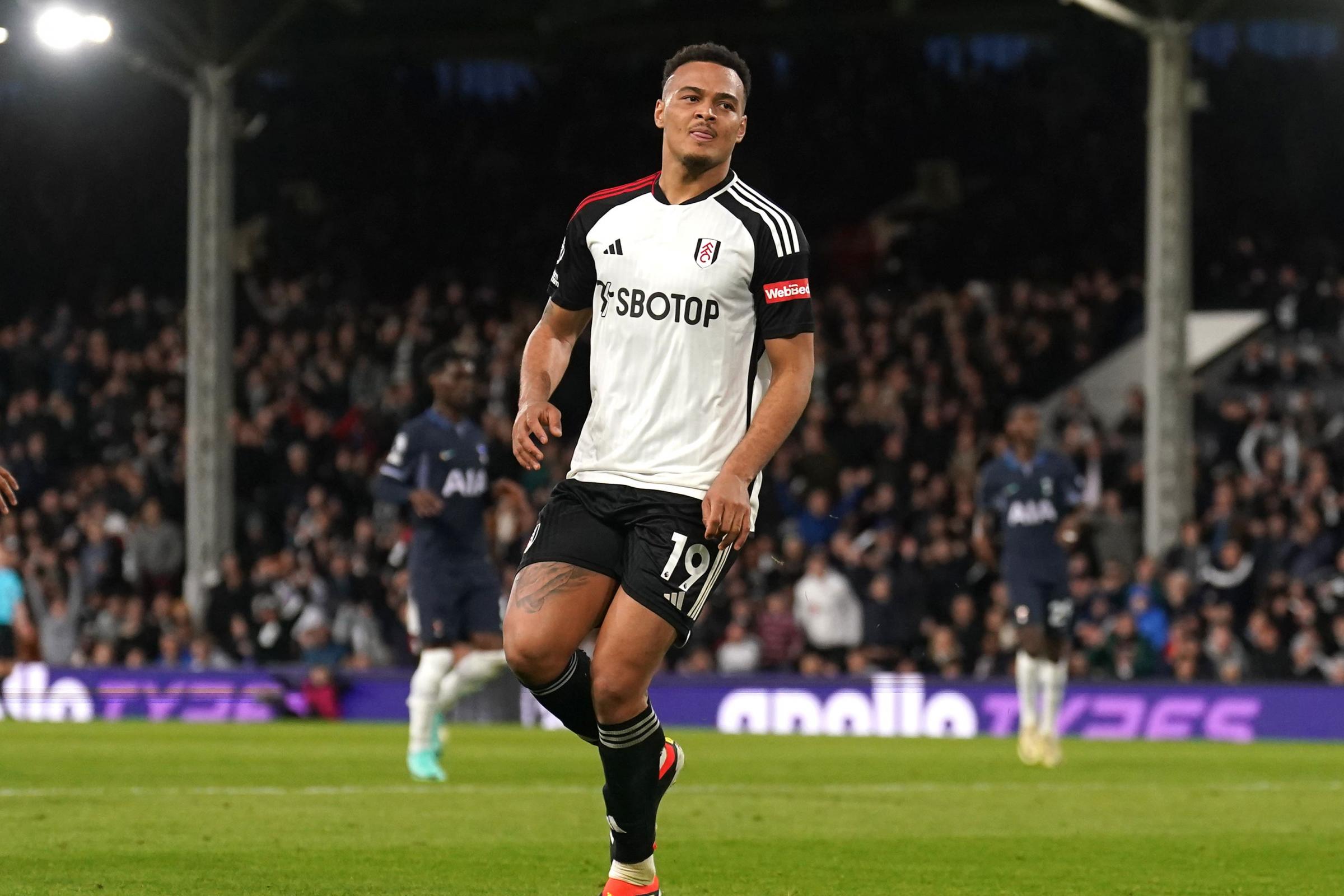 Cria do Flamengo é eleito o melhor jogador de março na Premier League