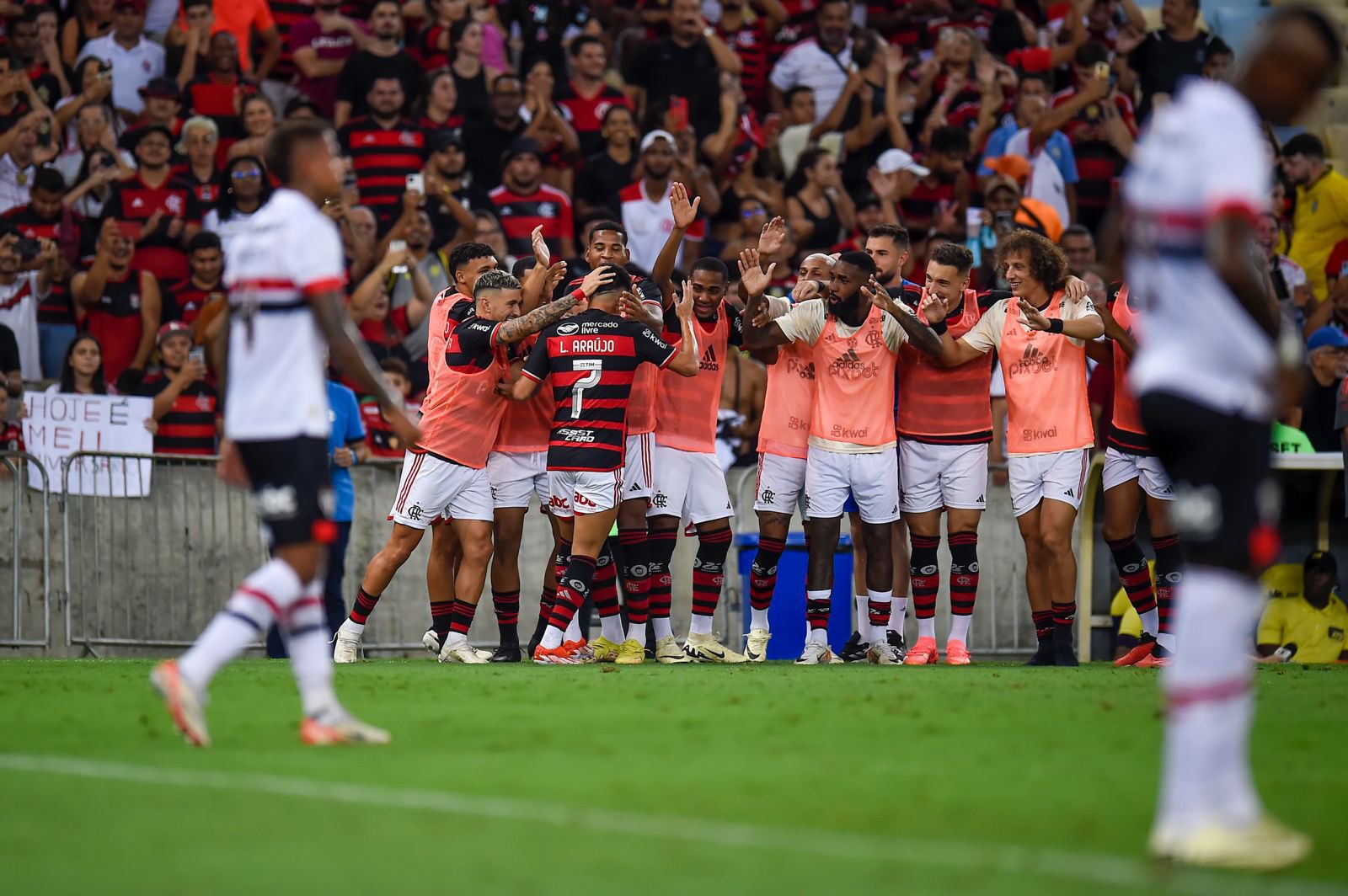 Carlinhos treina no lugar de Pedro e tem chances de iniciar a partida contra o Palmeiras - veja o provável time