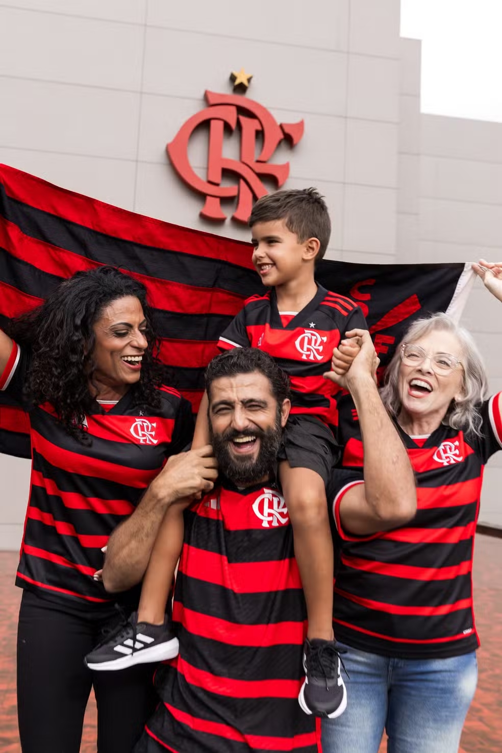 Flamengo Lança Oficialmente Novo Uniforme Com Pedro E Gabigol De