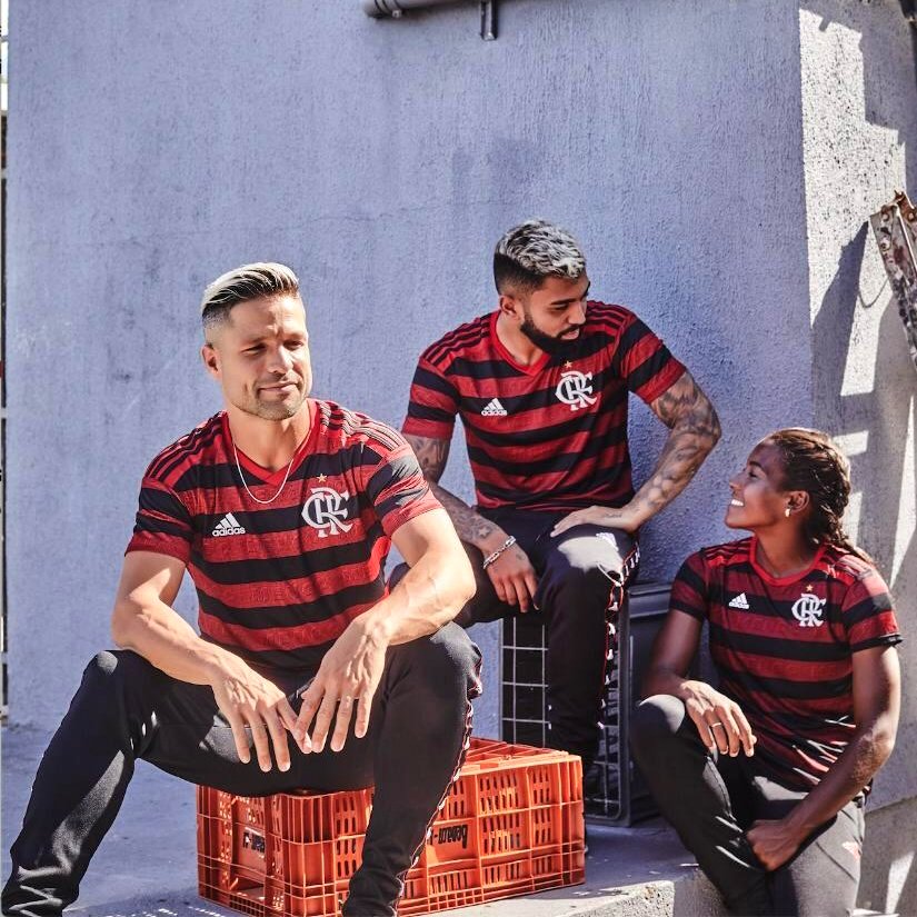 Valor da nova camisa do Flamengo recebe críticas de torcedores na