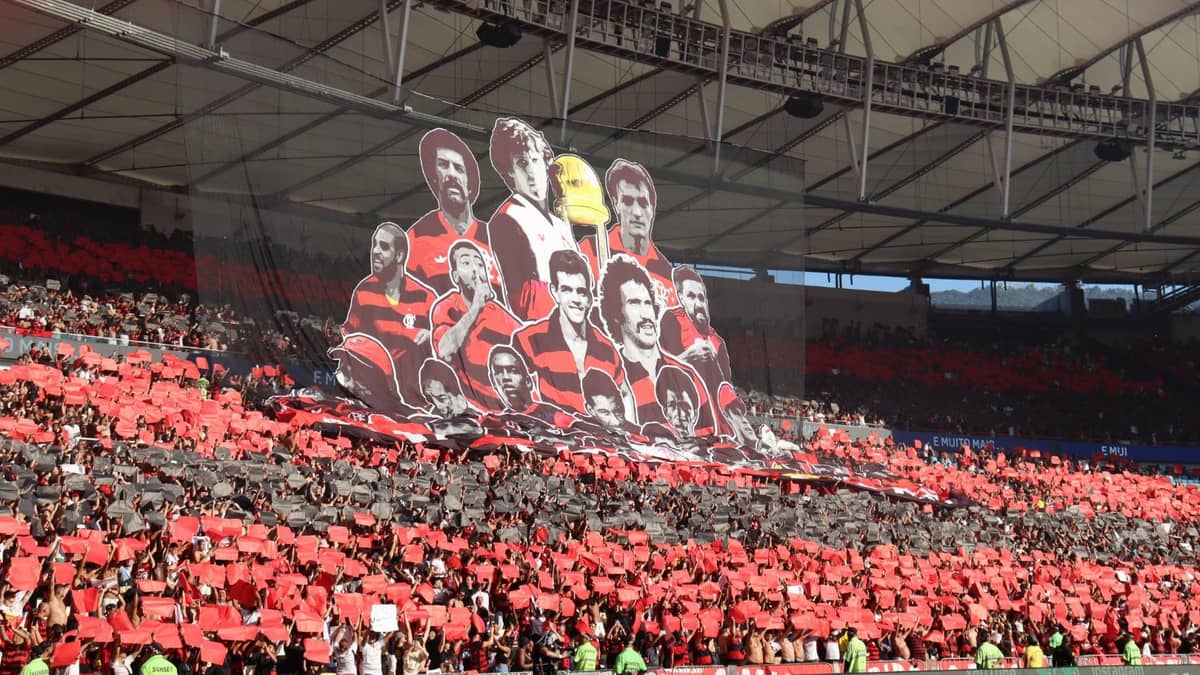 Torcida do Flamengo prepara mosaico para jogo contra o Bragantino, mas  comete gafe no resultado