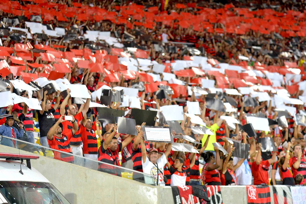 Torcida do Flamengo prepara mosaico para jogo contra o Bragantino, mas  comete gafe no resultado