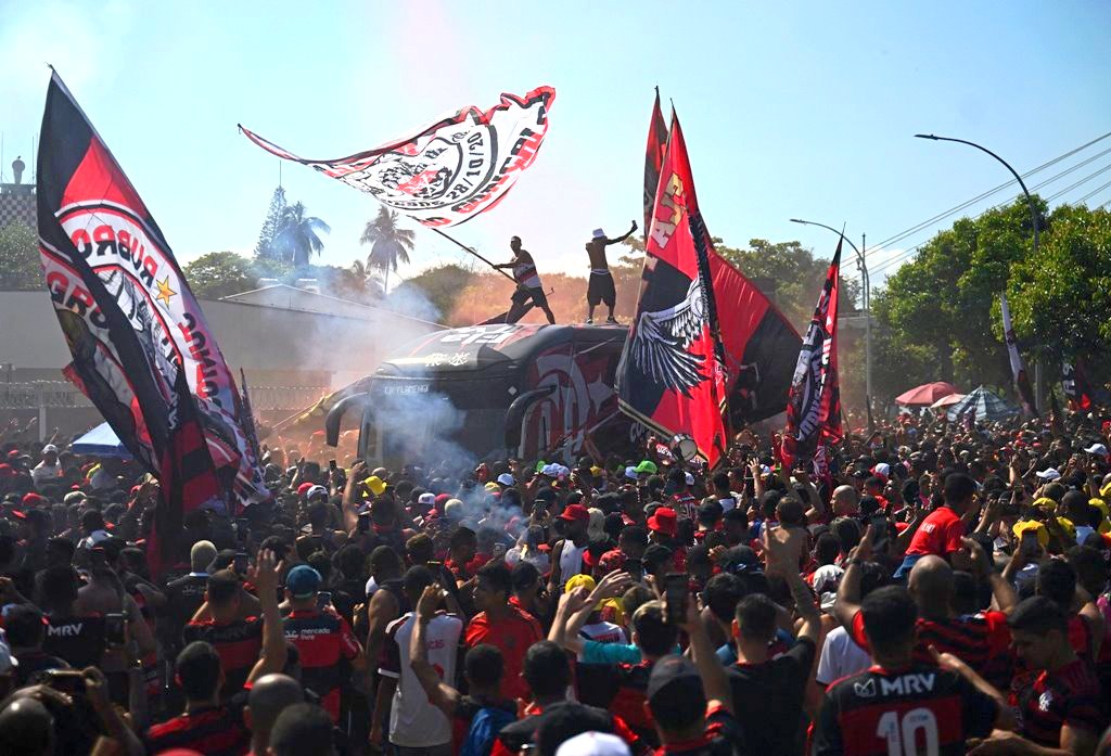 Torcedores do Flamengo se mobilizam para realizar AeroFla no embarque do time para o Uruguai