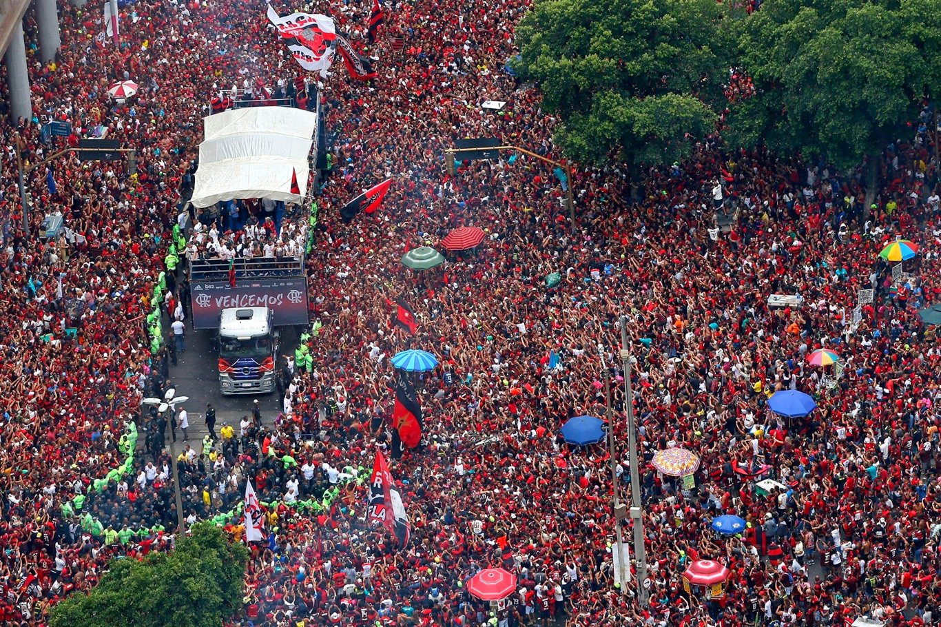 Tri da Libertadores do Flamengo parece com o tri do São Paulo e