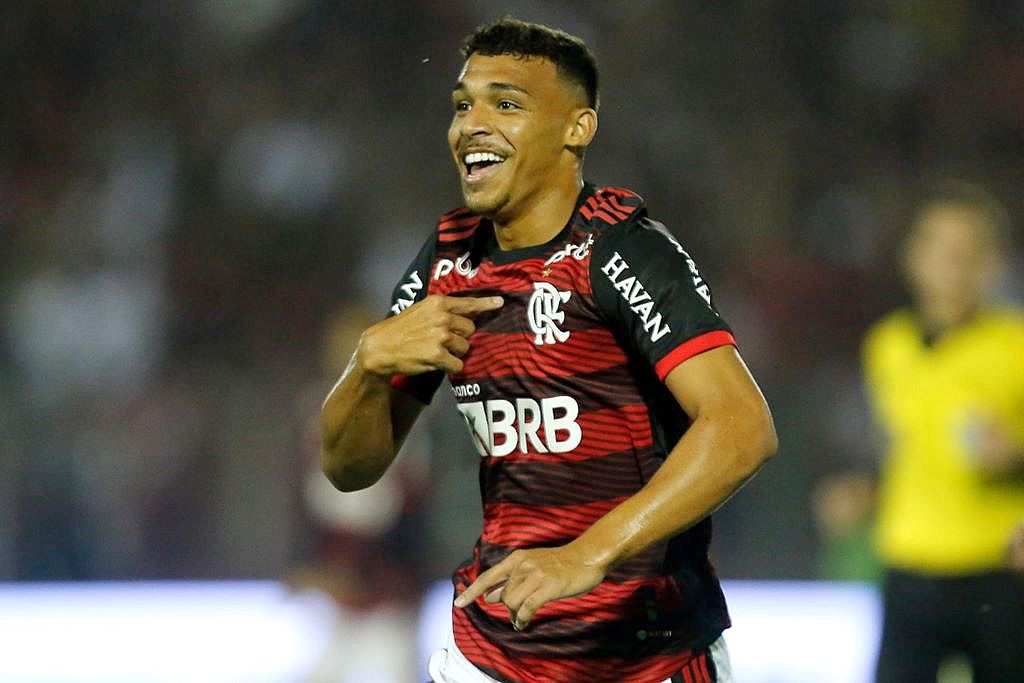 Victor Hugo é o 5° jogador mais jovem a estrear pelo Flamengo em