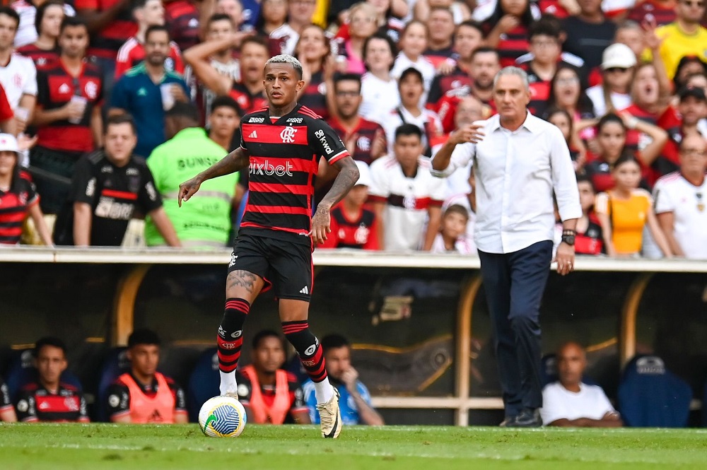 Após renovar contrato, Wesley manda recado para torcida e promete "dedicação e trabalho" - veja o vídeo