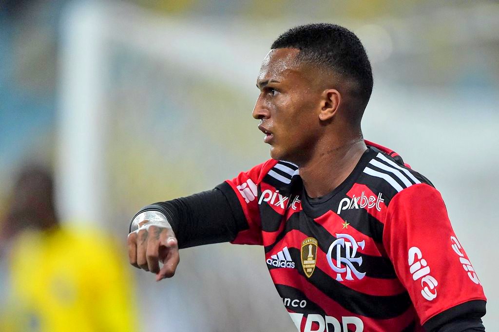 Dono' da lateral direita do Flamengo, Wesley chama atenção pela